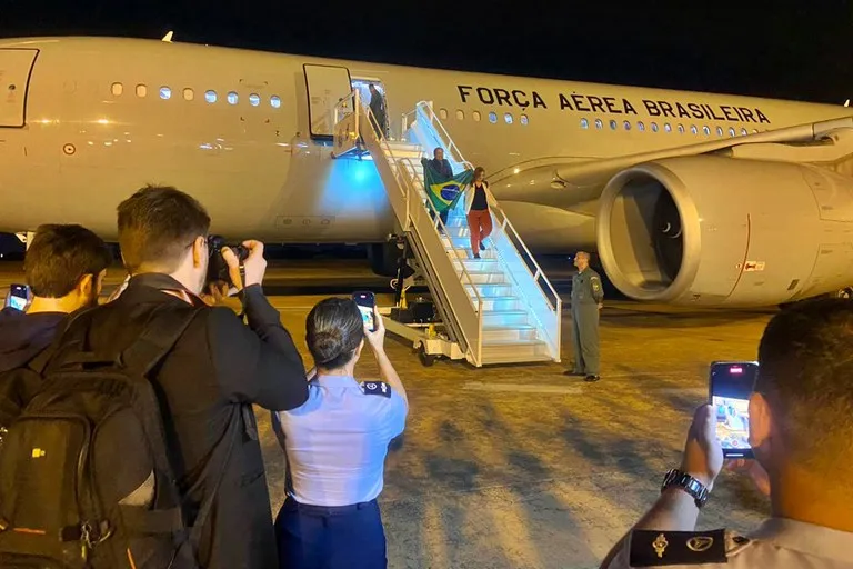 Quinto voo da Operação Voltando em Paz trouxe 211 brasileiros e transportou 16 pets.