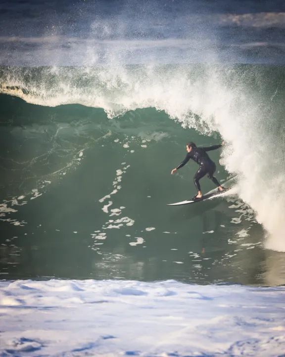 Pelo grau de dificuldade e potência de suas ondas, Itacoatiara está sendo reconhecida como a Nazaré brasileira