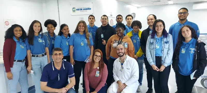 Jovens serão qualificados durante 17 meses com oportunidade de serem efetivados no término do contrato