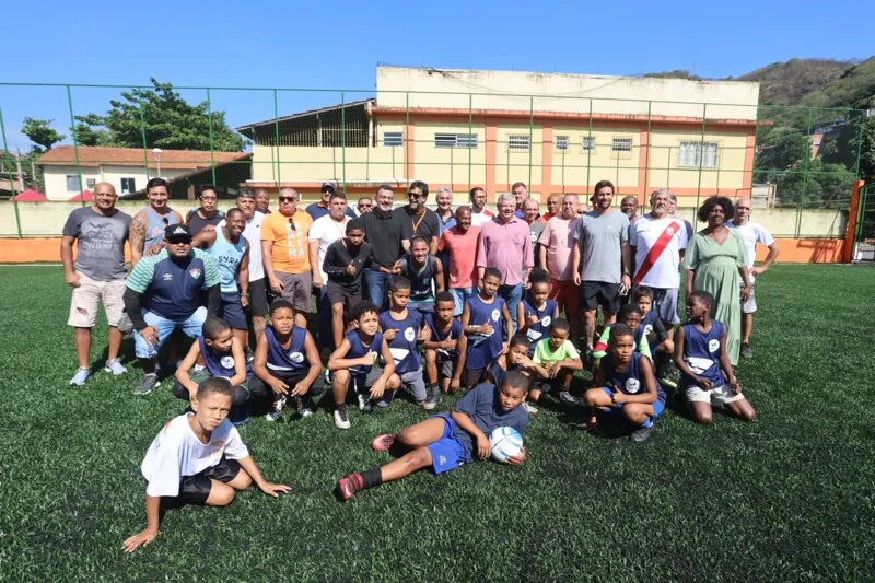 O prefeito de Niterói, Axel Grael, foi o responsável pela entrega e pelo primeiro gol no novo espaço