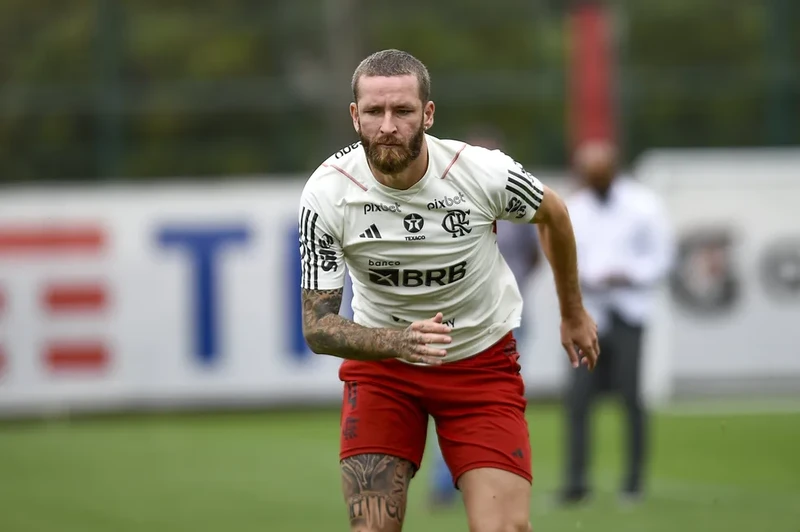 O zagueiro Léo Pereira deve retornar ao time titular do Flamengo no clássico contra o Vasco, no próximo domingo.