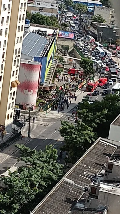 Testemunhas relataram correria e  muita fumaça no local