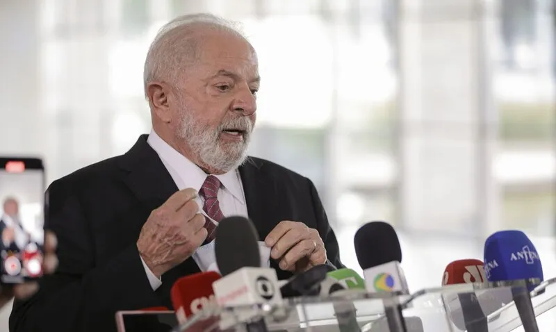 O presidente saiu da unidade sem falar com a imprensa, e o carro que o transportava seguiu para o Palácio do Alvorada