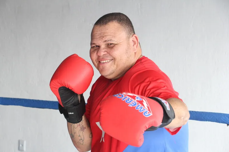 Com dezenas de títulos no boxe e no kickboxing, atleta hoje dá aulas de luta em Niterói