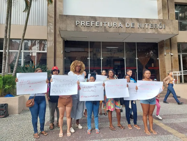 Grupo se reuniu em frente à Prefeitura de Niterói para cobrar benefício