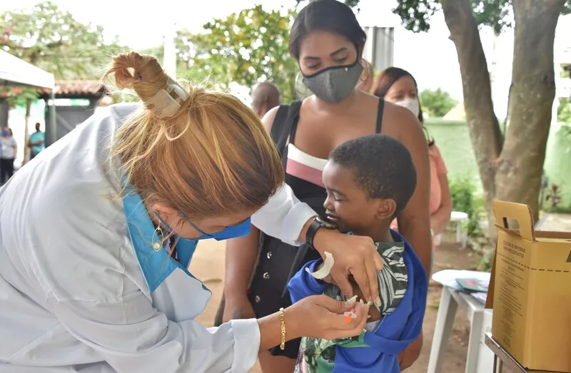 A ação possibilita que a população atualize a vacinação em um sábado, facilitando o acesso aos polos de imunização e oferecendo a oportunidade de toda a família