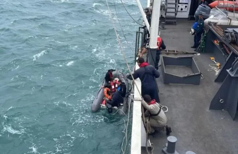 O turista fazia um passeio de caiaque com outros três argentinos quando o barco virou, devido às condições “adversas” do mar