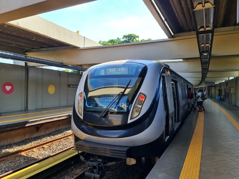 Para ser liberado na catraca de qualquer uma das 41 estações, o participante deve estar vestido com a camisa oficial da corrida deste ano