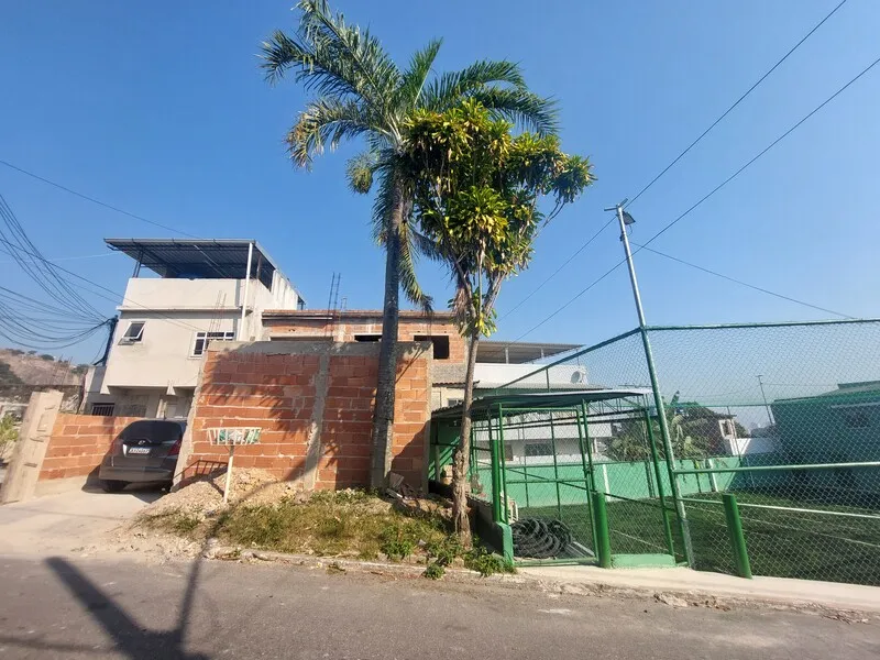 Pequena pracinha funcionava em trecho cercado por muros, relatam residentes do endereço