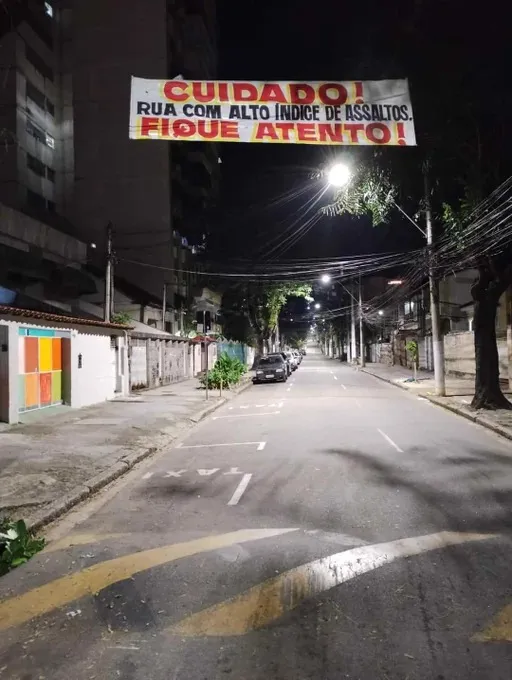 Moradores do Fonseca, em Niterói, estenderam faixas nas vias do bairro para alertar sobre a violência e criminalidade na região