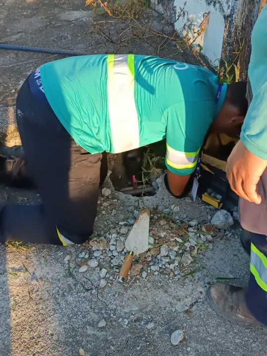 Segundo relatos dos moradores, agentes da Águas do Rio estão efetuando os cortes dos canos na região
