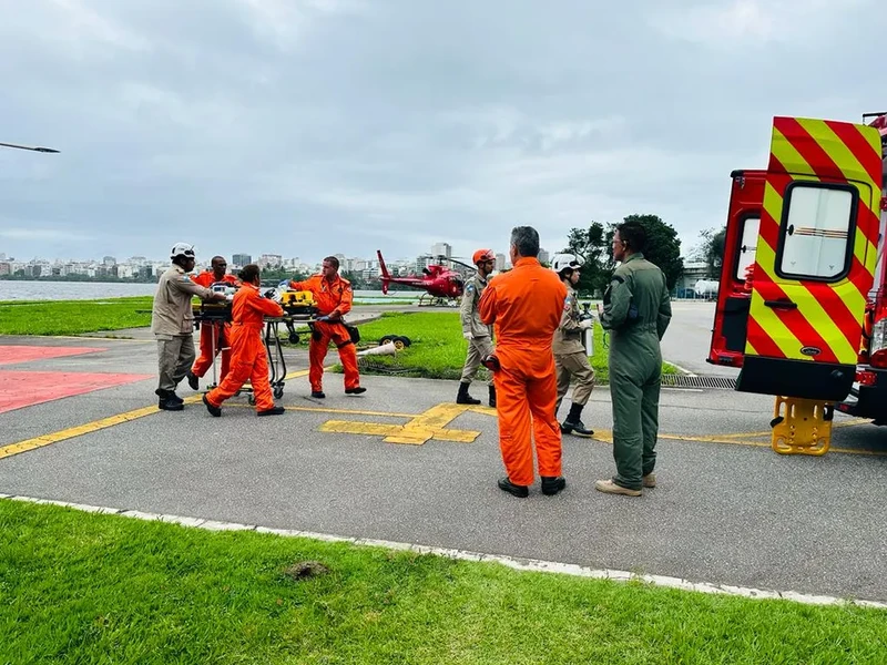 O Corpo de Bombeiros resgatou a vítima no domingo (15), no prédio onde aconteceu o acidente