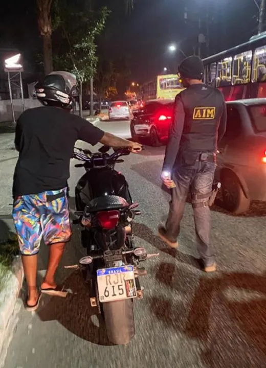 O condutor foi abordado na ação e durante inspeção visual do veículo, foi constatada a adulteração de placa de identificação da motocicleta