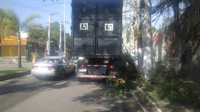 O acidente aconteceu na Estrada Caetano Monteiro, na pista sentido Pendotiba