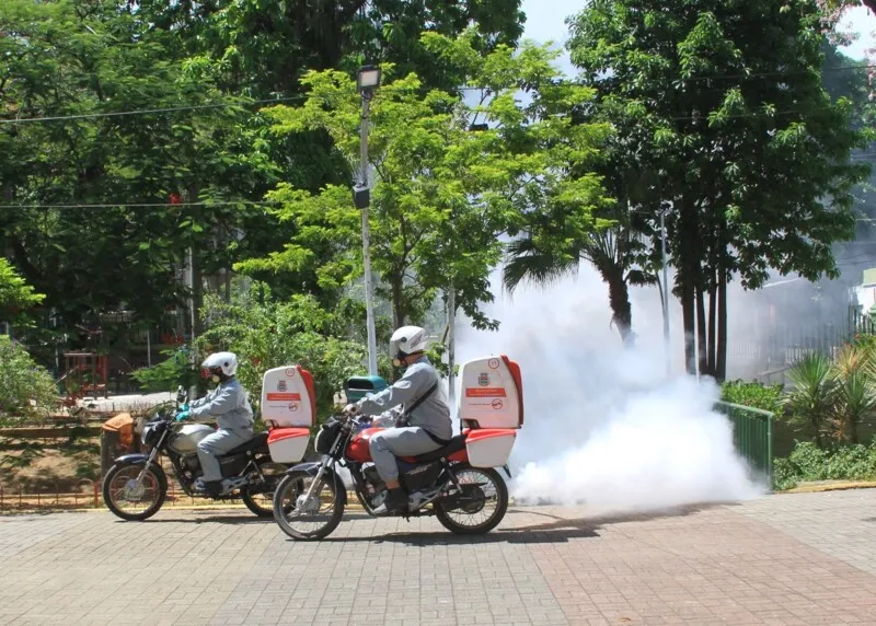 O trabalho de sanitização é realizado com as motofogs para desinfectar os ambientes contra o coronavírus