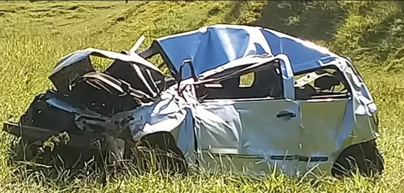 Ao se aproximar da ribanceira, o homem se soltou do cinto e pulou do carro, deixando a vítima presa dentro do veículo