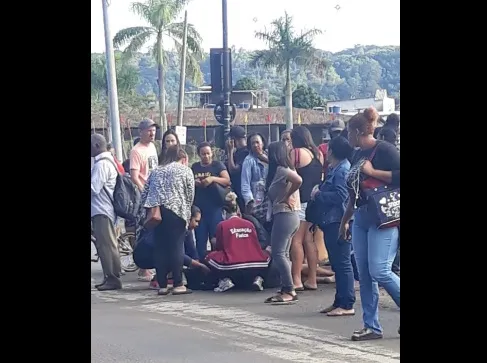 Mulher foi levada para o Hospital Pedro II, em Santa Cruz, mas não resistiu aos ferimentos