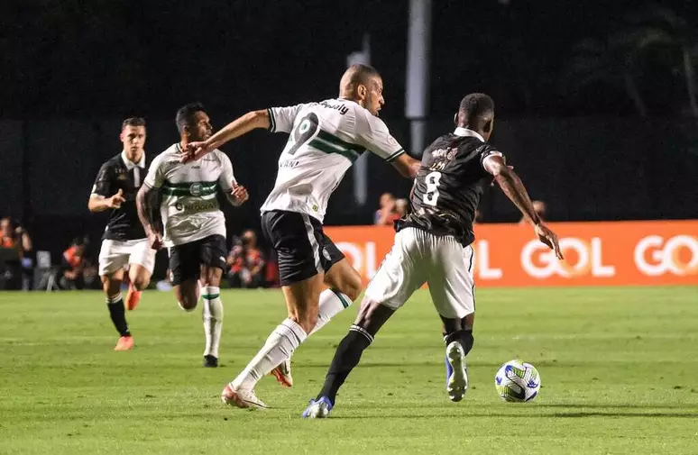 O Vasco goleou o Curitiba na volta ao 'Caldeirão'