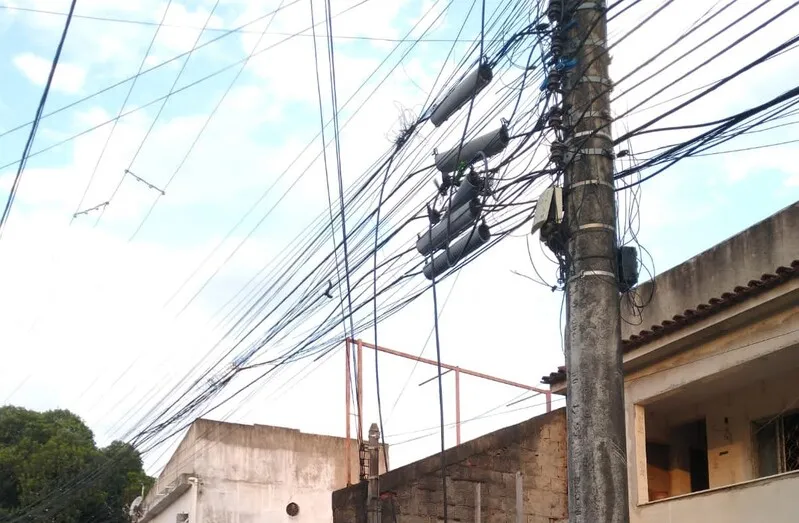 Fios são cortados e furtados das ruas do bairro