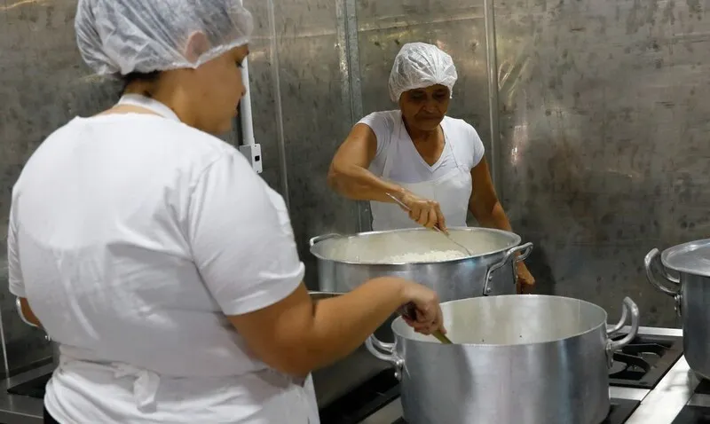 O Município também irá elaborar, junto com representantes do Sindicato Estadual dos Profissionais de Educação (Sepe), estudos técnicos sobre as lesões generalizadas sofridas pelas profissionais