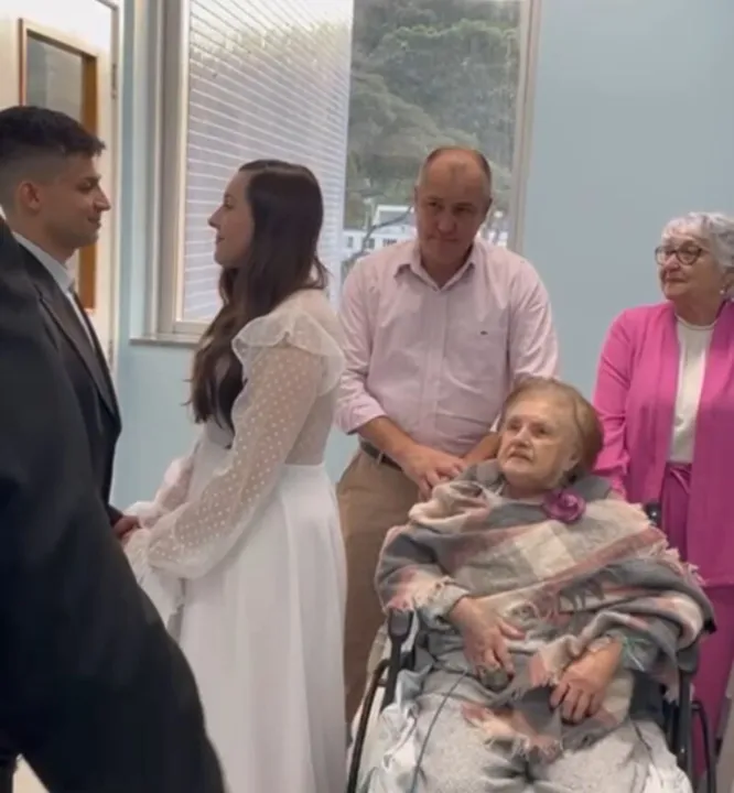 Para garantir que a avó estaria presente no momento do "sim", Gabriella levou a cerimônia para dentro do hospital