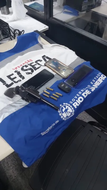 Policiais da Operação Lei Seca prenderam um homem e apreenderam um revólver e seis munições intactas