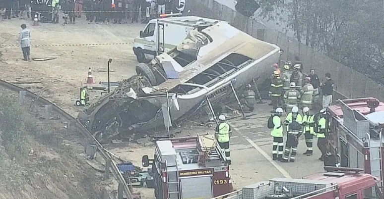 Ônibus capotou na madrugada deste domingo