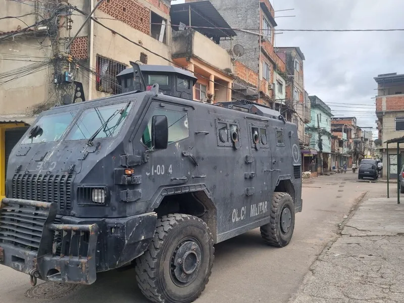 Agentes das forças de segurança iniciaram as primeiras horas de operação com 5 fuzis apreendidos