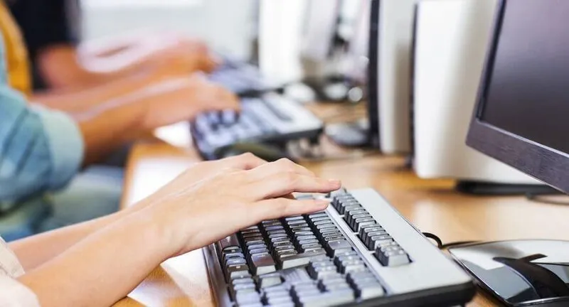 Entre as vagas, há oportunidade para estágio em Informática