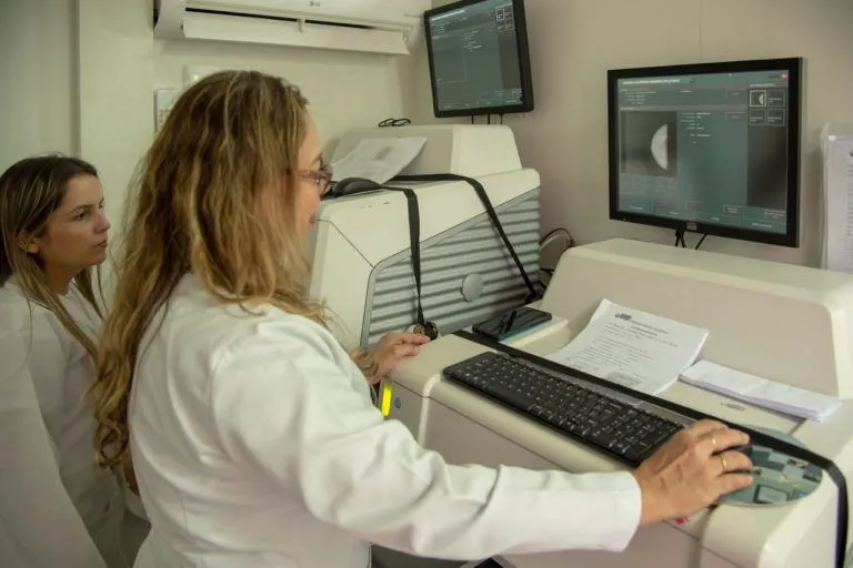 Serão realizadas cerca de 700 mamografias por mês, contribuindo para a detecção precoce do câncer de mama