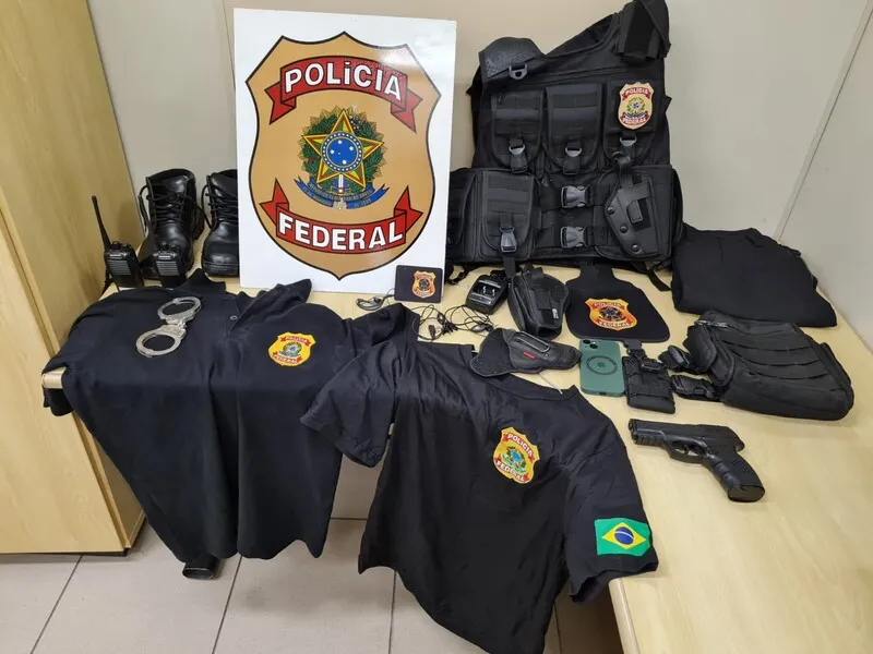 Os policiais federais apreenderam um celular, algemas, calça tática, coturno, colete tático com símbolo da PF, camisas com símbolos da PF, entre outros acessórios