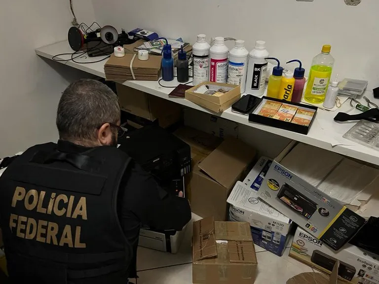 Os investigados responderão pelos crimes de organização criminosa, moeda falsa e por equiparação