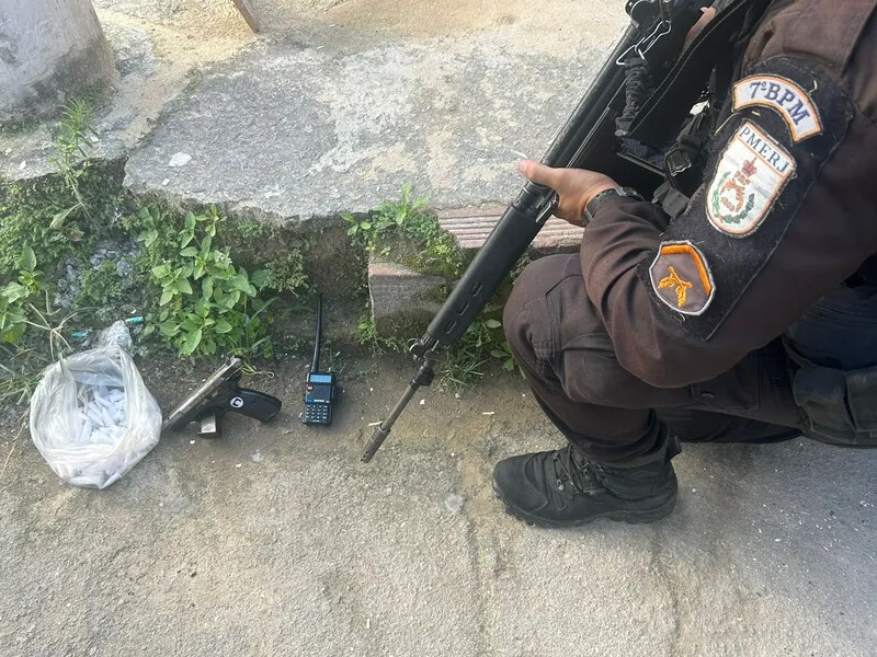 Após imenso cerco tático, as equipes conseguiram deter um dos homens no alto do monte, tendo os outros se evadido