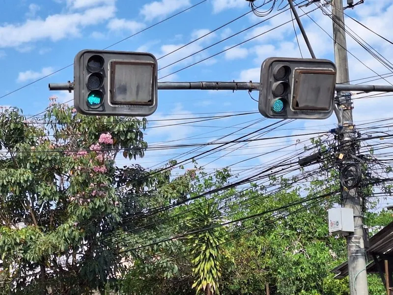 De acordo com relatos, há mais ou menos vinte dias, o "sinal vermelho" do semáforo, sentido Alcântara, não funciona
