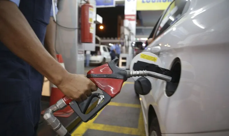 O preço médio de venda da gasolina vai ser de R$ 2,81 por litro, uma redução de R$ 0,12 por litro