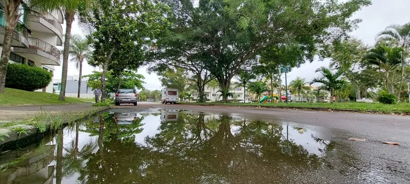 Poça de água já formou lodo