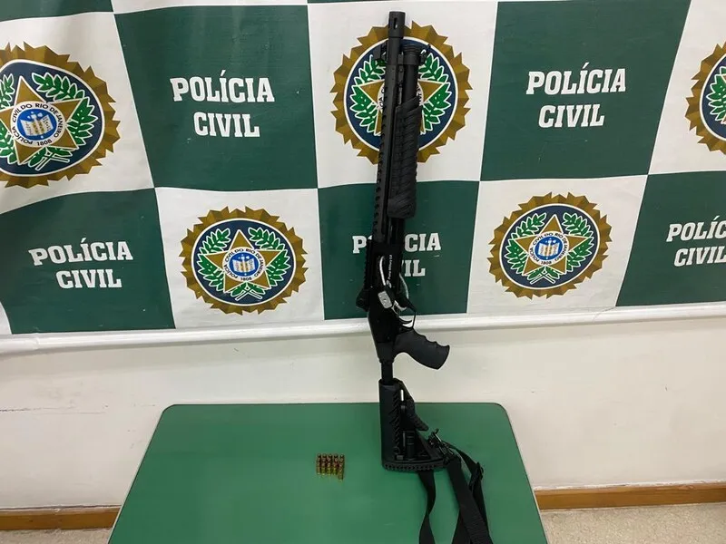 Na ocasião da captura, o miliciano estava na companhia de outro homem, que também foi preso em flagrante por porte ilegal de arma de fogo