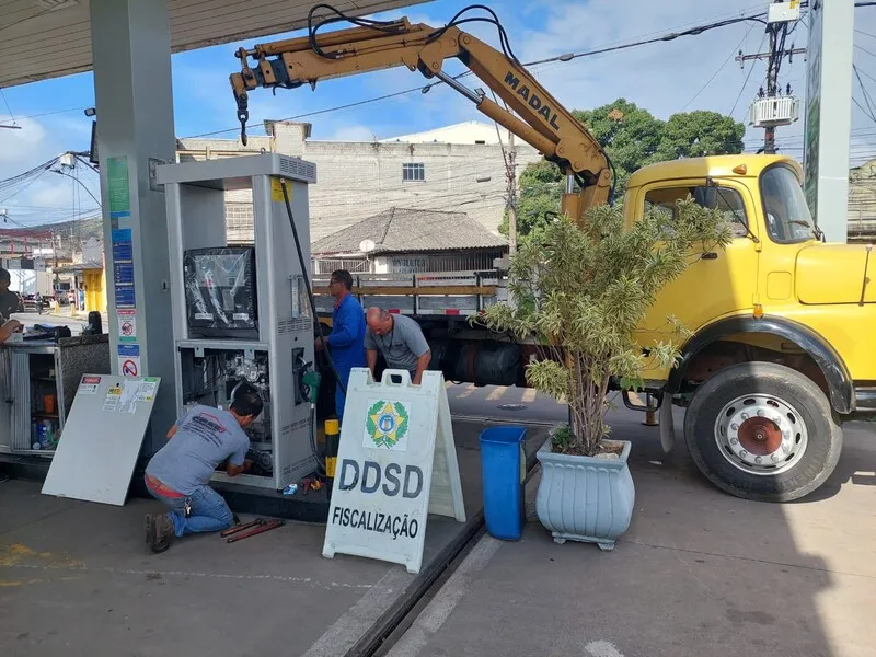 Um dos alvos era um posto no bairro Porto da Pedra, em São Gonçalo, que já havia sido lacrado e interditado anteriormente