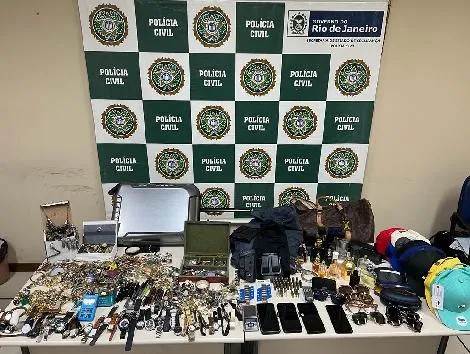 Na casa dele, no Itanhangá, os policiais encontraram diversos objetos roubados