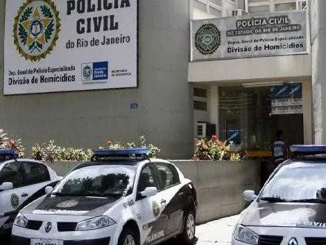 De acordo com os agentes, o acusado é investigado como um dos autores da morte de Ademilson Lana dos Santos, ocorrida em março do ano passado
