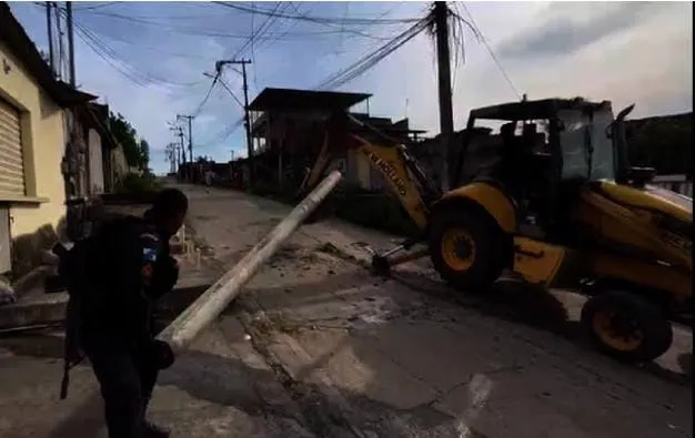 Na Rua Aquidauana os agentes retiraram um poste que estava sendo usado para bloquear a passagem de viaturas