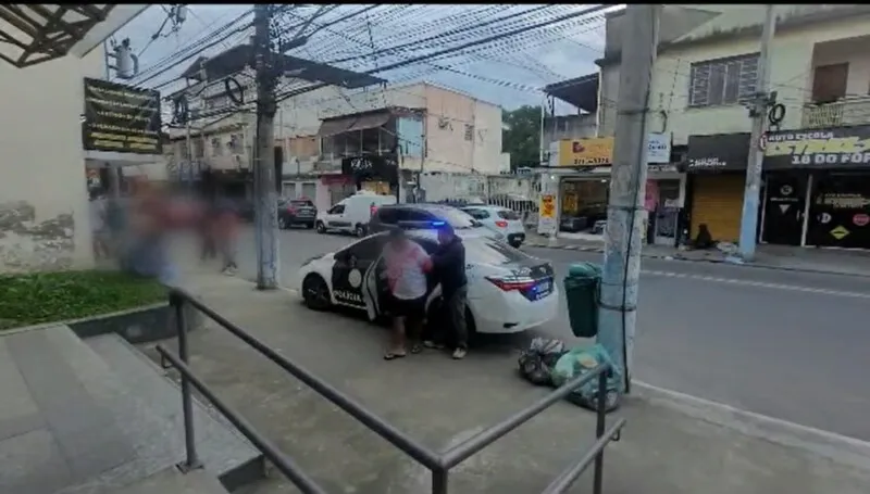 Acusado foi preso no momento em que colocava carga roubada em um carro