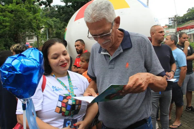 Os profissionais da Assistência Social distribuíram panfletos informativos sobre o TEA