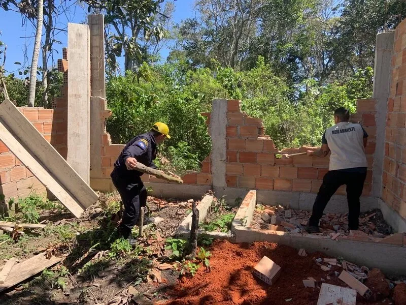 A Prefeitura de Cabo Frio reforça que não são permitidas construções em áreas ambientais, como matas, beiras de lagoas e rios