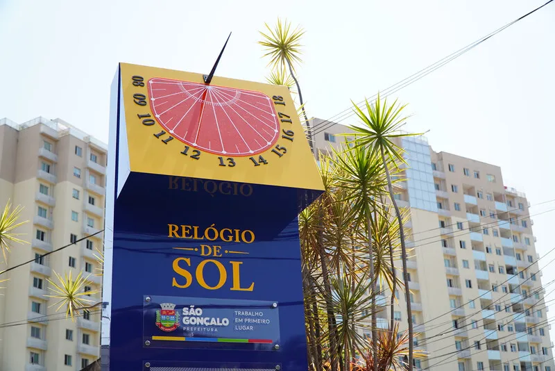 Relógio de Sol fica na praça do bairro