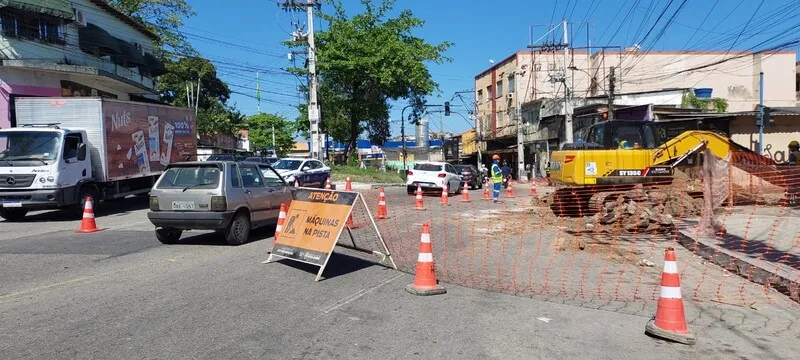 Fica proibido o estacionamento de veículos nas vias mencionadas durante todo o período da interdição