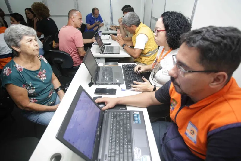 Também é possível ter acesso aos serviços de saúde com aferição de pressão arterial, glicemia, testes IST, testes de Covid-19 e distribuição de preservativos e de kits de saúde bucal
