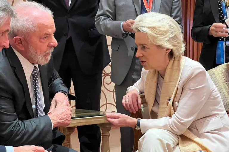 Lula e a presidente da Comissão Europeia, Ursula von der Leyen, durante reunião em Delhi, na Índia