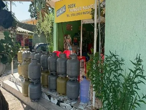 Ao chegar no estabelecimento, os agentes encontraram vinte botijões expostos