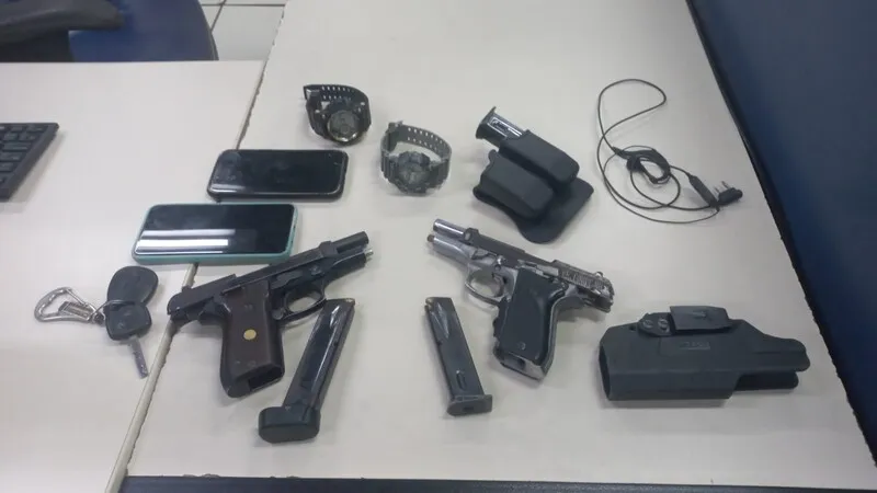 Armas, celulares e dinheiro foram apreendidos